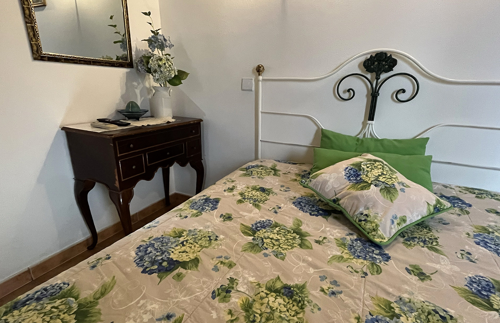 Quarto-das-Hortensias-Monte-dos-Avós-1